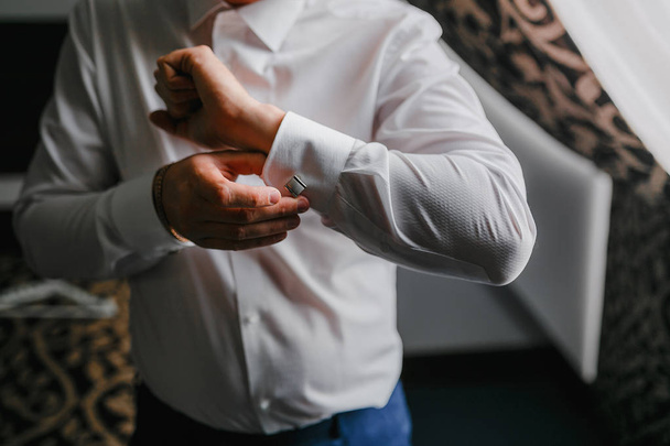 Bräutigam knöpft die Manschettenknöpfe im Hemd - Foto, Bild