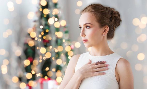 vrouw dragen van diamanten juwelen voor Kerstmis - Foto, afbeelding