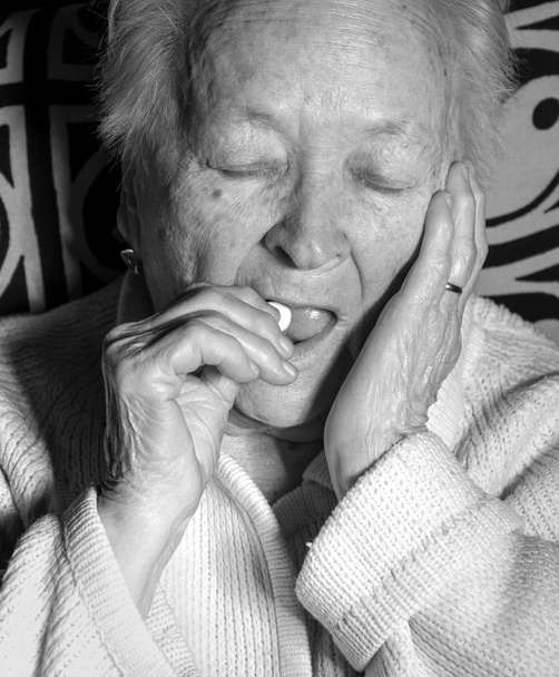 Mujer vieja enferma
 - Foto, imagen