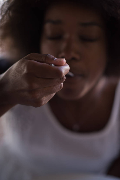 una joven afroamericana comiendo pasta
 - Foto, imagen