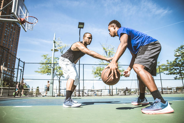Basketball players training on court - Foto, afbeelding