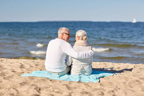 Glückliches Senioren-Paar umarmt sich am Sommerstrand - Foto, Bild