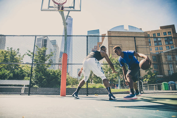 Basketball players training on court - Zdjęcie, obraz