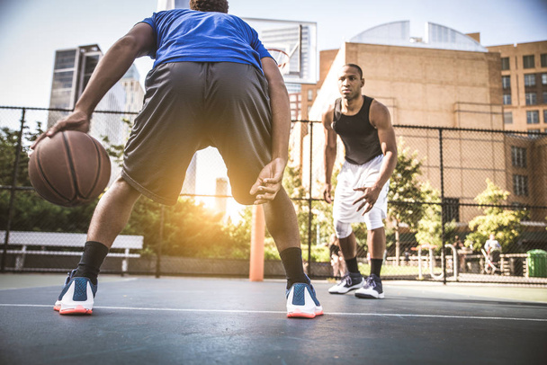 Basketball players training on court - Foto, afbeelding