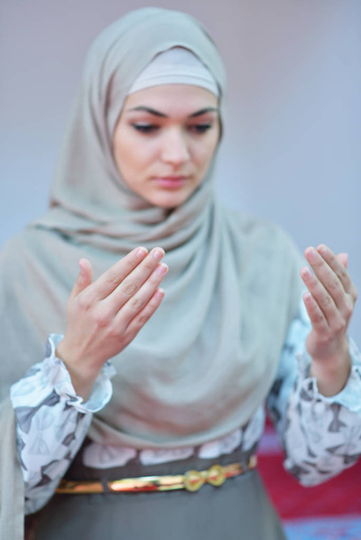 мусульманська жінка молиться в мечеті
 - Фото, зображення