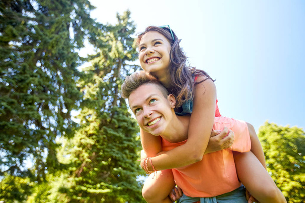 šťastný dospívající pár baví na letní park - Fotografie, Obrázek