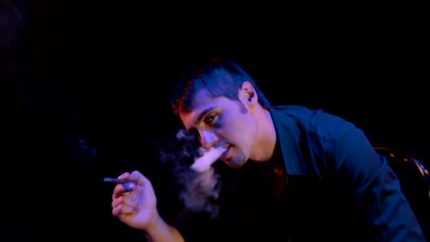 Kouří doutník muž na černém pozadí - Záběry, video