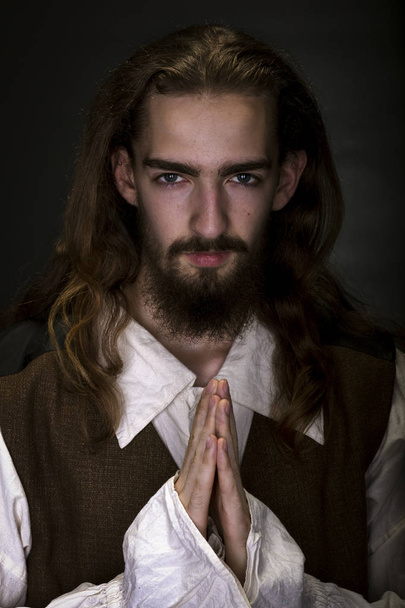 bebaarde man bidden - Foto, afbeelding