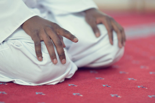 African Muslim Man Praying To God - Foto, imagen