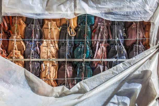 Pouliční trh prodejní stánek s kožené batohy - Fotografie, Obrázek