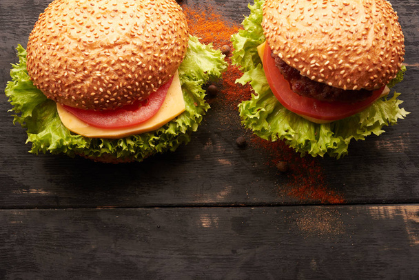 Dwa hamburger na drewnianym stole - Zdjęcie, obraz