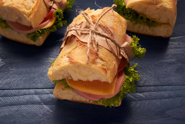 baguette szendvicsek az asztalon - Fotó, kép