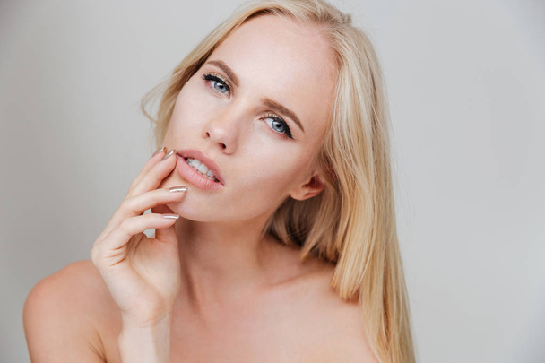 Beautiful woman with long blond hair and fresh skin - 写真・画像