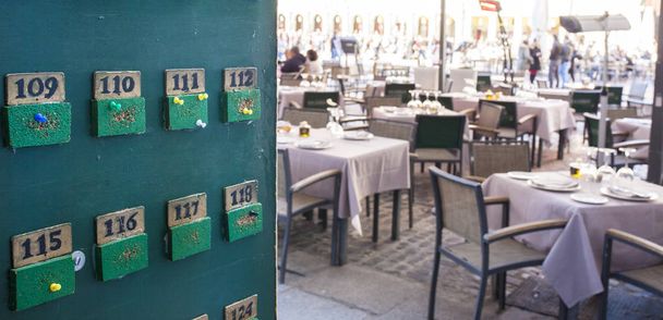 Tabloid voor tabellen orders bij terras restaurant - Foto, afbeelding