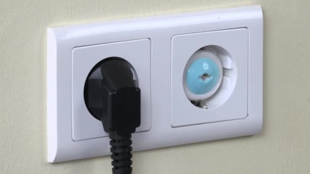 Hand Verwijder veiligheid stekker uit elektriciteit stopcontact en steek plug draad - Video