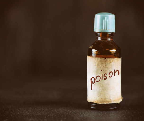 old bottle with poison - Foto, afbeelding