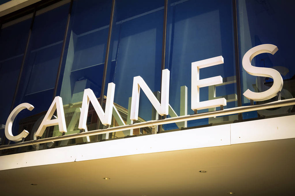 Panneau de Cannes au resort de luxe sur la Côte d'Azur
 - Photo, image