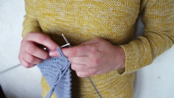 mulheres mãos agulhas de tricô
 - Filmagem, Vídeo
