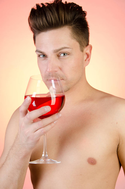 Un homme attrayant buvant du vin rouge
. - Photo, image