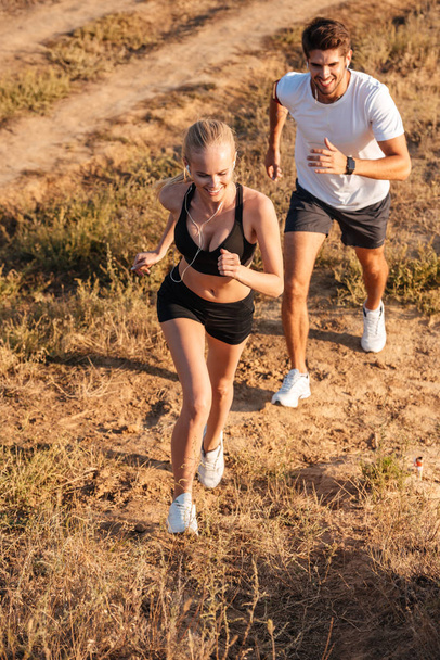 Спортивна жіноча бігунка і чоловіча фітнес-модель бігають разом
 - Фото, зображення