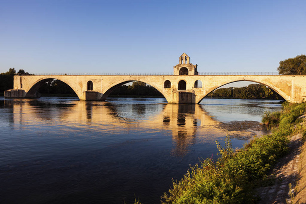 Pont-Saint-Benezet a Rhone folyó Avignon városában - Fotó, kép