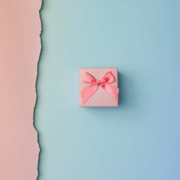 kleines Geschenk mit rosa Schleife - Foto, Bild