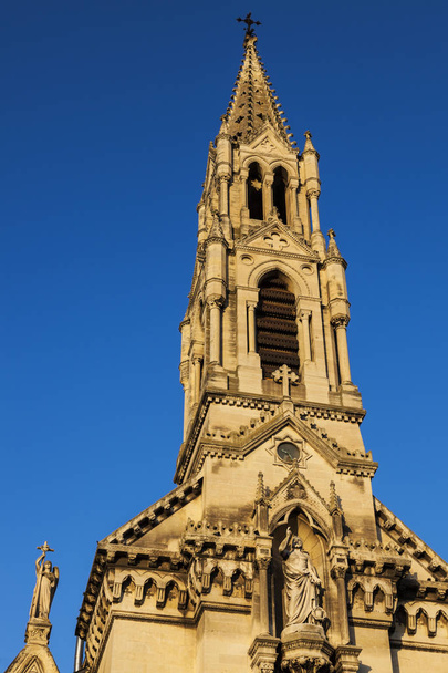 Igreja de São Pedro em Nimes
 - Foto, Imagem