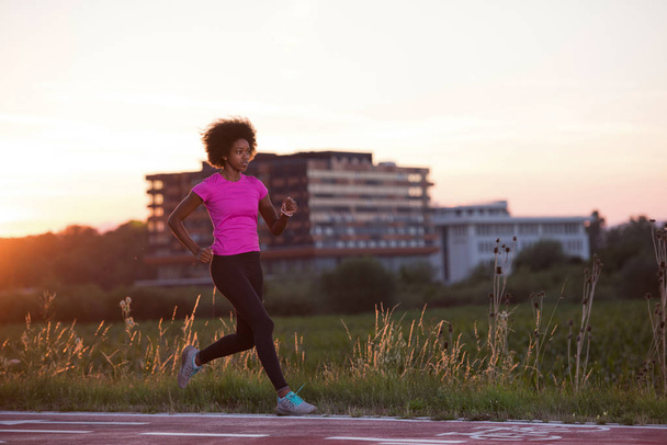 una giovane donna afroamericana che fa jogging all'aperto
 - Foto, immagini