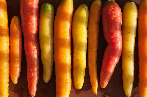 vegetal de cenoura colorido cru no fundo de madeira
 - Foto, Imagem