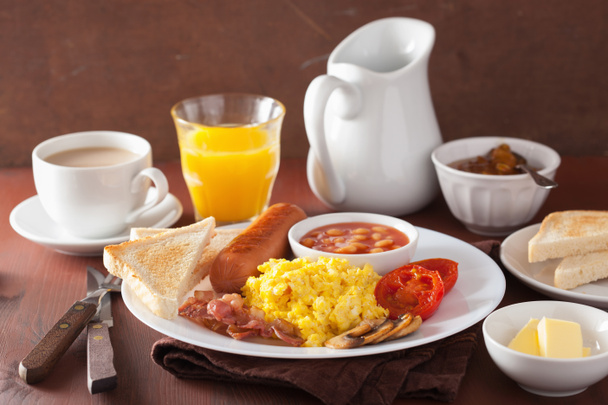 täysi englantilainen aamiainen munakokkelilla, pekonilla, makkaralla, pavulla
 - Valokuva, kuva