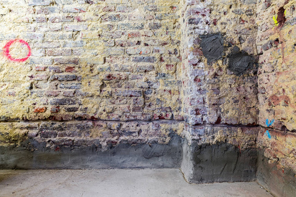 Remediação de parede de tijolo
 - Foto, Imagem