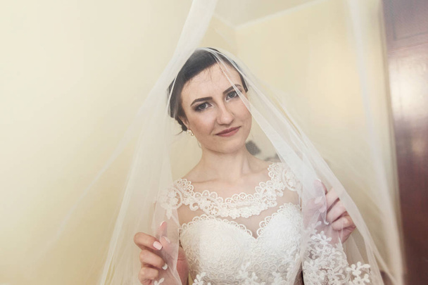 Beautiful bride in her room - Фото, зображення