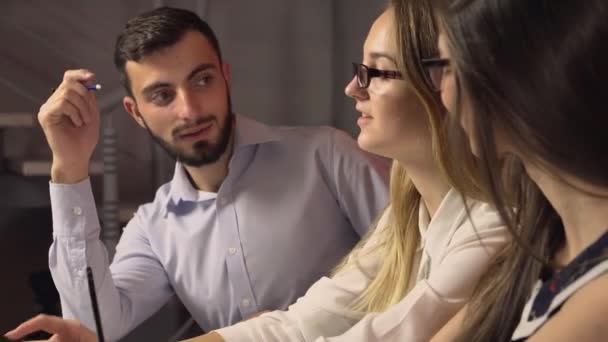 Group of Students Have a Friendly Study Discussion - Záběry, video