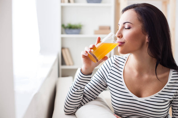 Pretty woman enjoying healthy drink - Zdjęcie, obraz