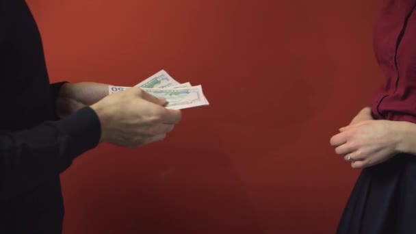 Man Making Cash Payment for Woman - Záběry, video