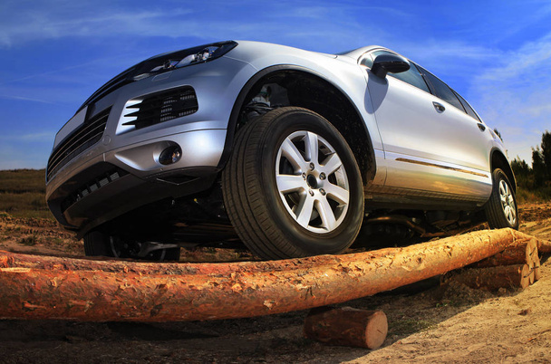 SUV overcomes obstacle - Zdjęcie, obraz