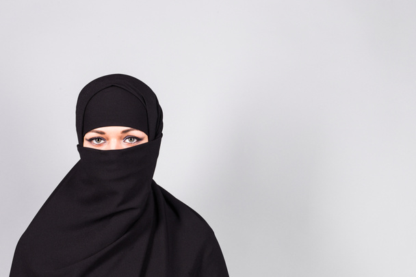 Menina vestindo um niqab
 - Foto, Imagem