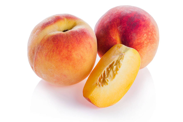 Eristettyjen tuoreiden persikoiden koostumus
  - Valokuva, kuva