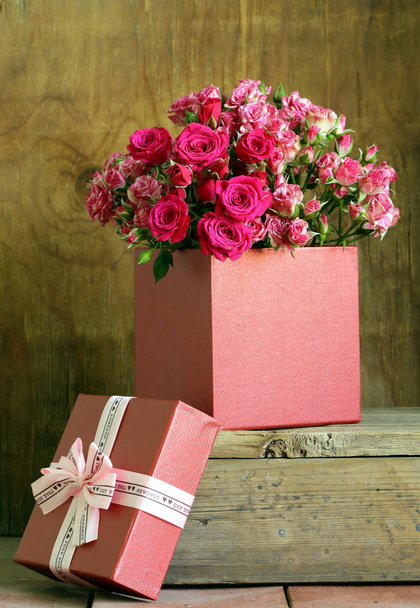 Flowers and gifts for Valentine's Day.  Roses, chocolates and jewelry - Foto, Imagem