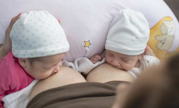 Emzirme ikiz bebekler - Fotoğraf, Görsel