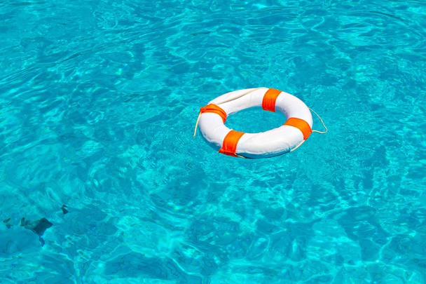 Boya salvavidas en piscina
 - Foto, Imagen