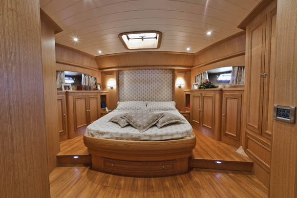 Italia, Lazio, Fiumicino, Morgan 70 'Lobster luxury yacht, bow master bedroom
 - Foto, immagini