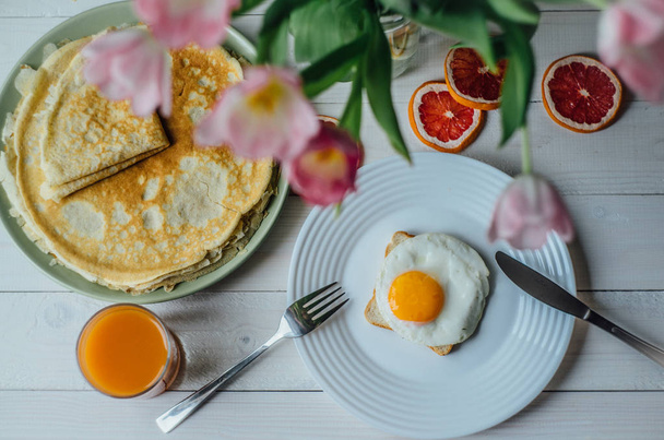 Terveellinen ruokavalio aamiainen pannukakkuja
  - Valokuva, kuva