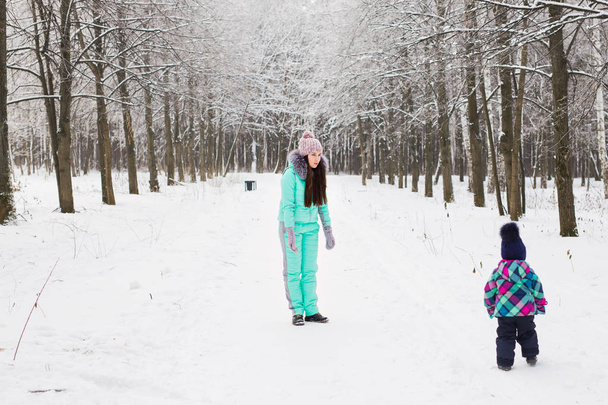 Mother and child enjoying beautiful winter day outdoors - Fotoğraf, Görsel