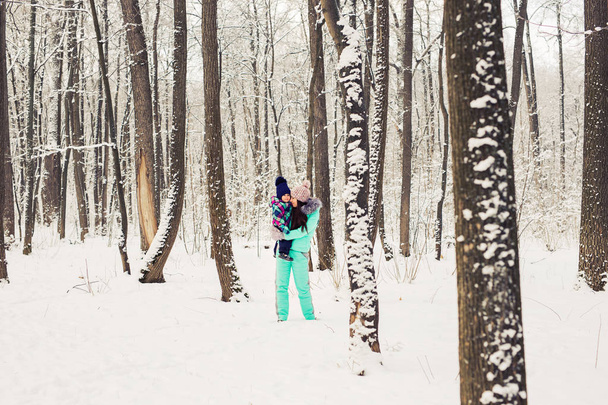 Mother and daughter having fun in the winter park - Foto, Imagen