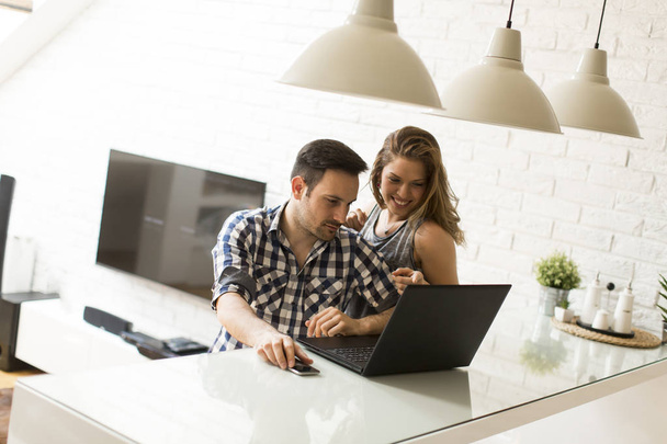 Young couple with a laptop - Foto, Bild