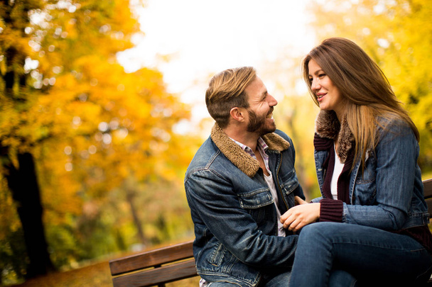 junges Paar im Herbstpark - Foto, Bild