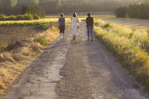 Размытые группы друзей, гуляющих по сельской местности в винтажном цвете
 - Фото, изображение