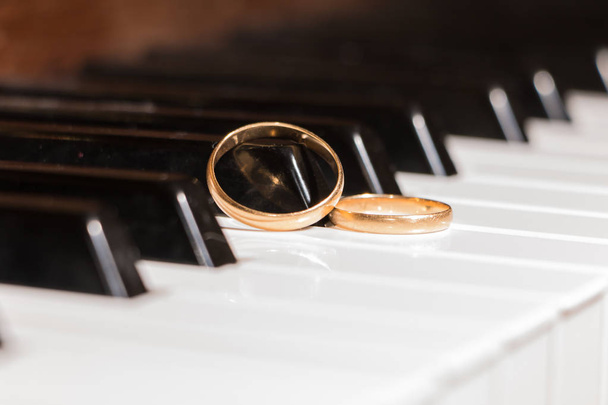 Snubní prsteny klavírní klíč - Fotografie, Obrázek