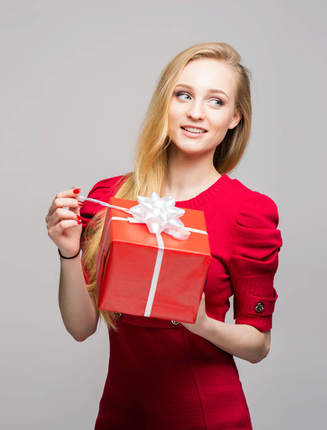 teenage girl with Christmas gift box - Foto, Imagem